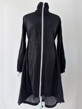 Søskén Black Hi‑Low Zip Jacket – Minimalist Drawstring Utility Coat | Size 1 (S)